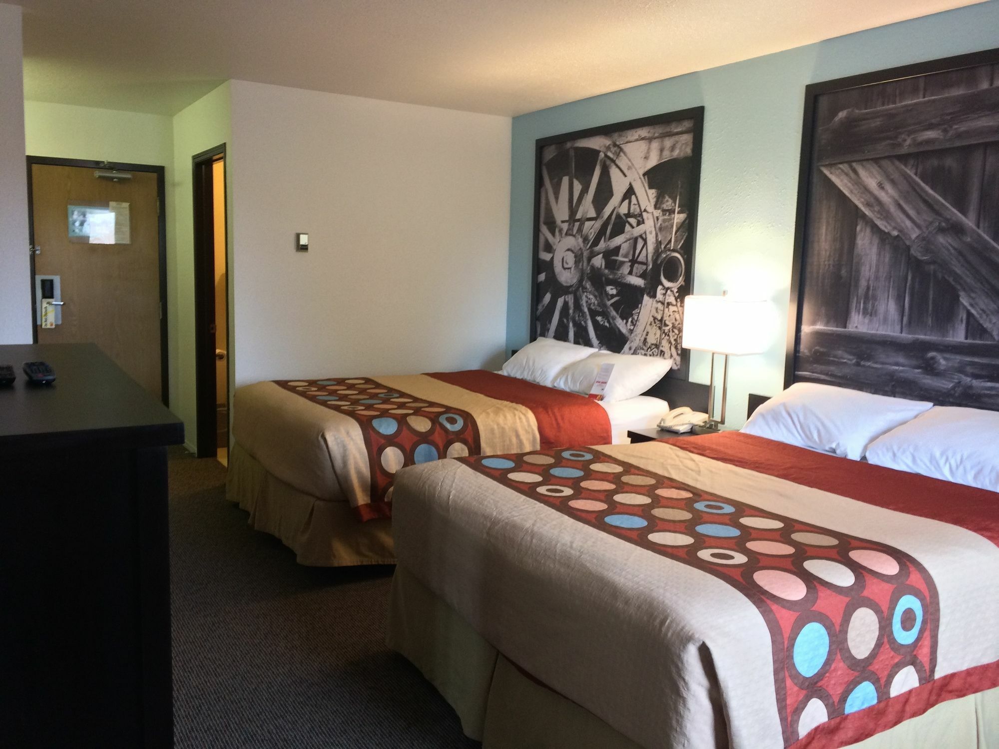 Super 8 By Wyndham Strathmore Eksteriør bilde