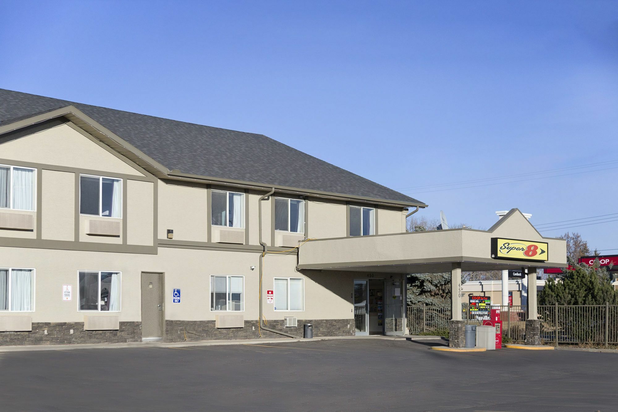 Super 8 By Wyndham Strathmore Eksteriør bilde